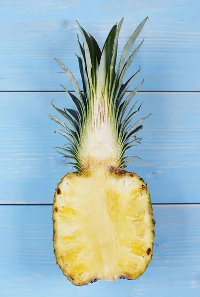 Gehalveerde Ananas Houten Tafel — Stockfoto