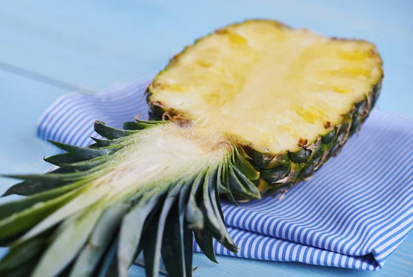 Close Van Gehalveerde Ananas Servet — Stockfoto