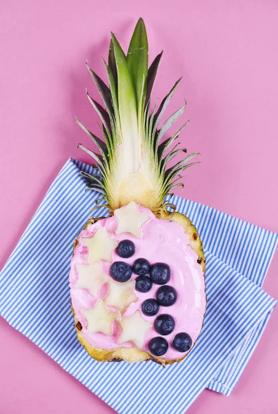 Setengah Nanas Dengan Blueberry Dan Yogurt Studio Ditembak — Stok Foto