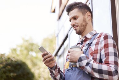 Cep telefonu kullaranarak kahve bahçıvanla 