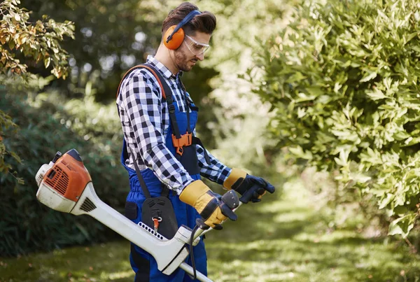 Mann Mit Unkrautvernichter Mäht Das Gras — Stockfoto