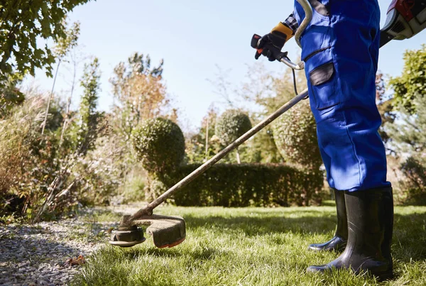 Tukang Kebun Dengan Weedwacker Memotong Rumput Kebun — Stok Foto