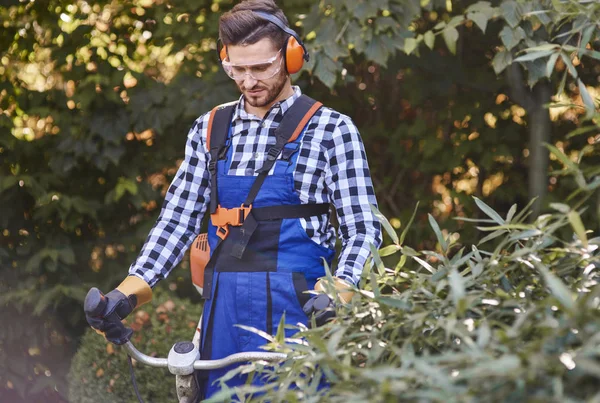 Jardinero Con Gafas Auriculares Usando Weedwacker — Foto de Stock