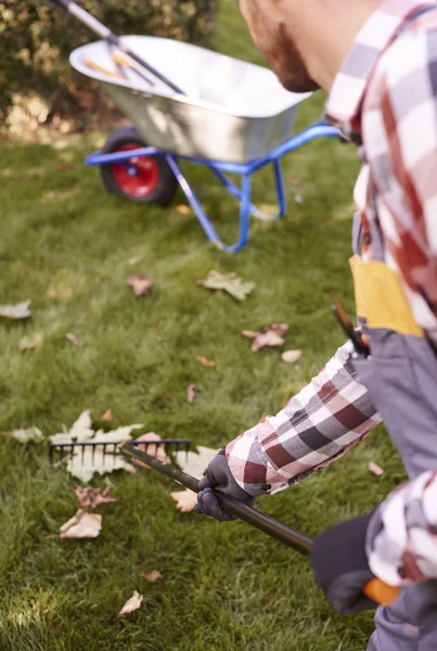 Parte Homem Licença Raking — Fotografia de Stock