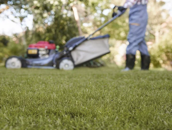 Desenfocado Jardinero Empujando Césped Mowe — Foto de Stock