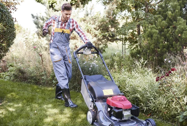 Jardinier Allumant Une Tondeuse — Photo