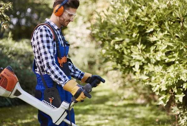 Giardiniere Con Diserbante Che Taglia Erba — Foto Stock