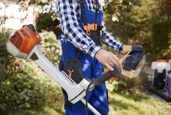 Giardiniere Irriconoscibile Con Erbaccia Moderna — Foto Stock