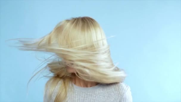 Femme Agitant Ses Cheveux Longs — Video