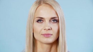 Sarışın kadın vurdu stüdyoda gülümseyen 