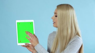 Kadın sunu üzerinde çalışıyor