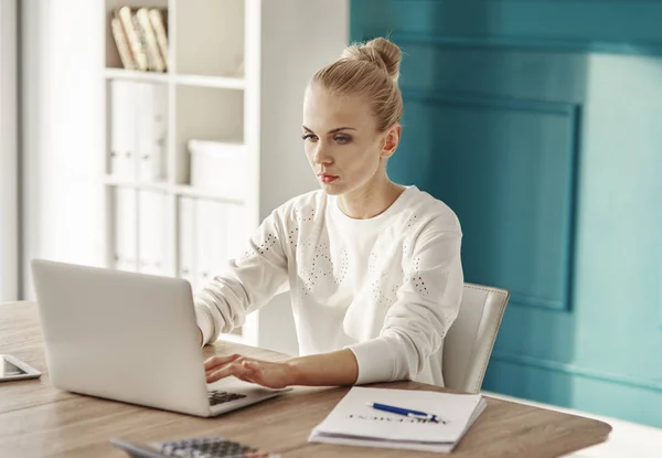 Femme Affaires Sérieuse Utilisant Ordinateur Portable Bureau — Photo