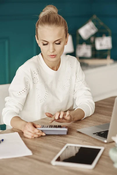 Serious Businesswoman Calculating Her Monthly Expense — Stock Photo, Image