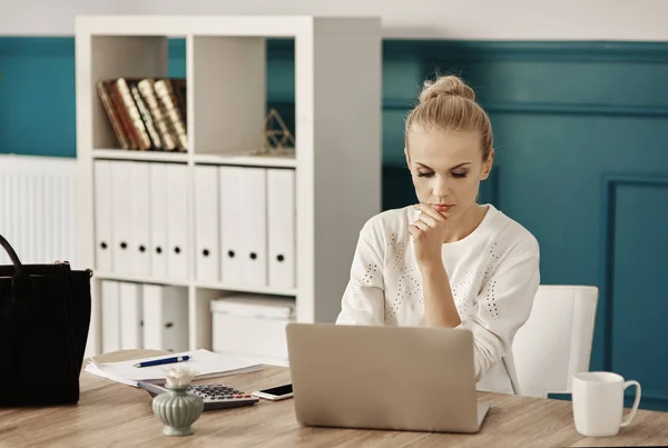 Focused Woman Using Laptop Home Office — Stock Photo, Image