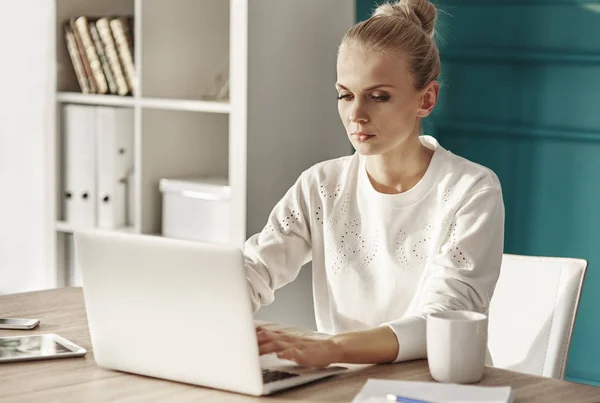 Donna Seria Con Computer Portatile Che Lavora Casa Ufficio — Foto Stock