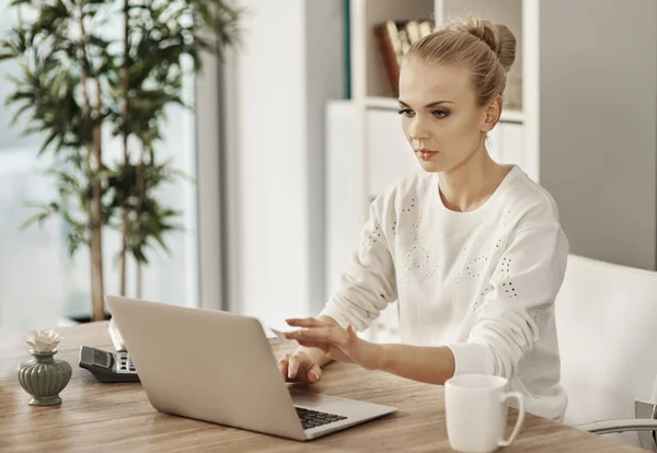 Blonde Woman Typing Laptop Keyboard — Stock Photo, Image