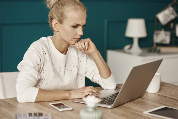 Focused Woman Working Home — Stock Photo, Image