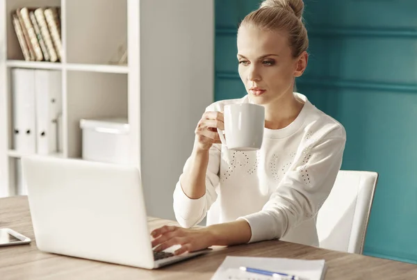 Donna Affari Con Caffè Utilizzando Computer Portatile — Foto Stock