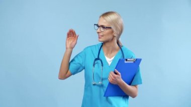 Neşeli doktor kameraya konuşurken  