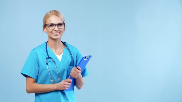 Retrato Médico Alegre Con Estetoscopio Portapapeles — Vídeos de Stock