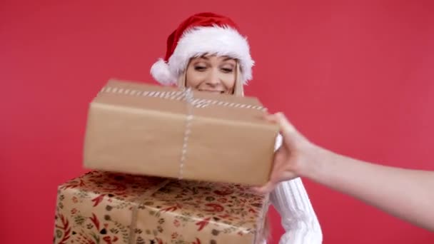 Весела Жінка Отримує Стек Подарунків — стокове відео