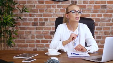 Ofiste video konferans sırasında kadın yönetmen 