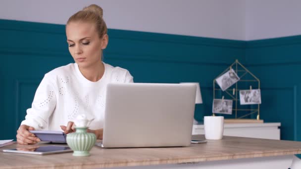 Blonde Woman Budgeting Office — Stock Video