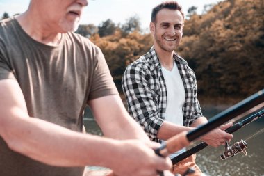 Olgun adam gölde balık yakalamak 