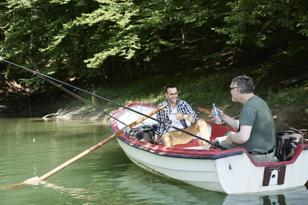 Hombres Alegres Pescando Junto Lago — Foto de Stock