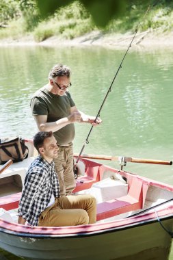 Erkekler balıkçılık için hazırlık yapmak