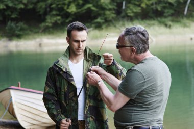 Arkadaşlar balıkçılık için hazırlık yapmak