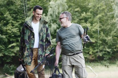 Oğul ve baba balık avı için hazırlık yapmak 