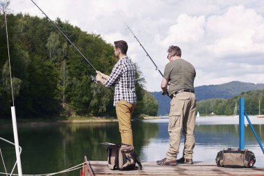 Arkadan görünüş oğul ve baba Balık tutma