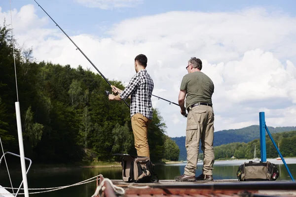 Vista Trasera Los Hombres Pesca —  Fotos de Stock