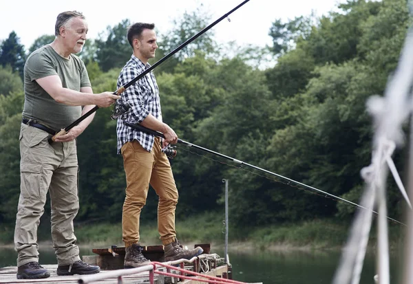 Σοβαροί Άνδρες Φίλοι Ψαρεύοντας Μαζί — Φωτογραφία Αρχείου