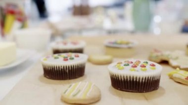 Kurabiye ve cupcake masada yakın çekim 