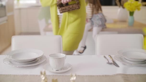 認識できない女性のテーブルの設定 — ストック動画