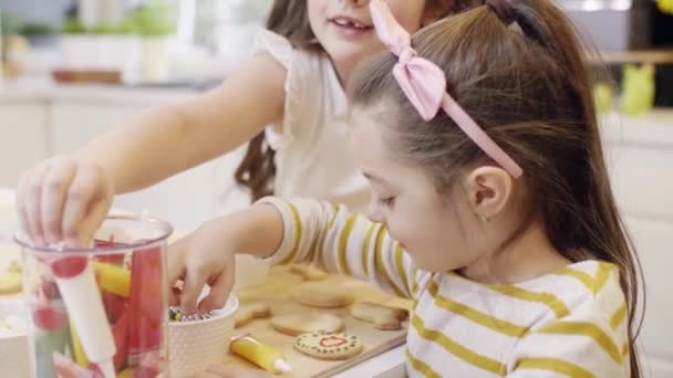 Παιδιά Διακόσμηση Μπισκότων Στην Κουζίνα — Αρχείο Βίντεο