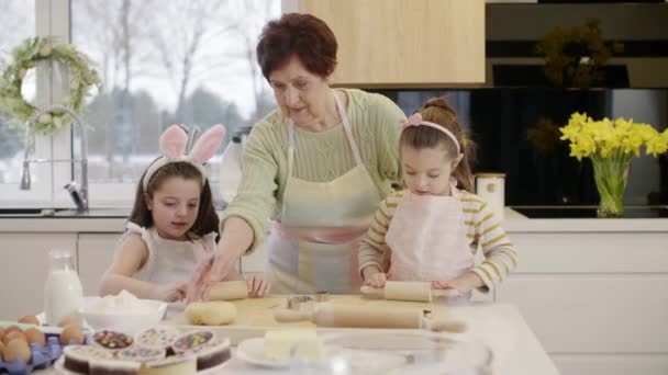 Großmutter Bringt Kindern Das Plätzchenbacken Bei — Stockvideo