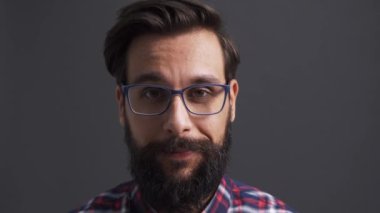 Stüdyo çekim ciddi ya da üzgün adam 