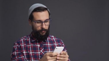 Hipster kişi cep telefonu online sohbet ile
