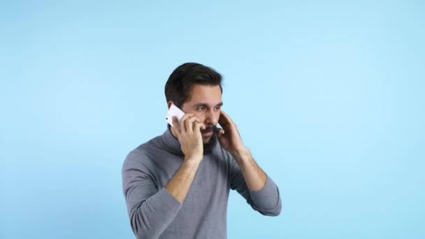 Homme Colère Parlant Par Téléphone Mobile — Video