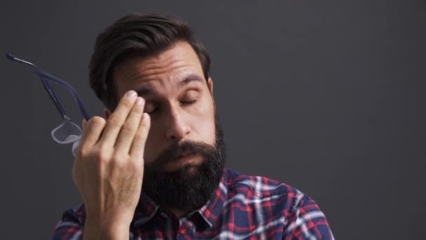 Homme Fatigué Souffre Maux Tête Épuisement — Video