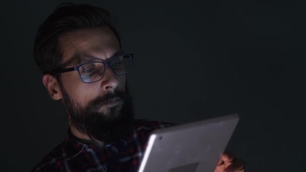 Seriöser Mann Mit Digitalem Tablet Arbeitet Spät — Stockvideo