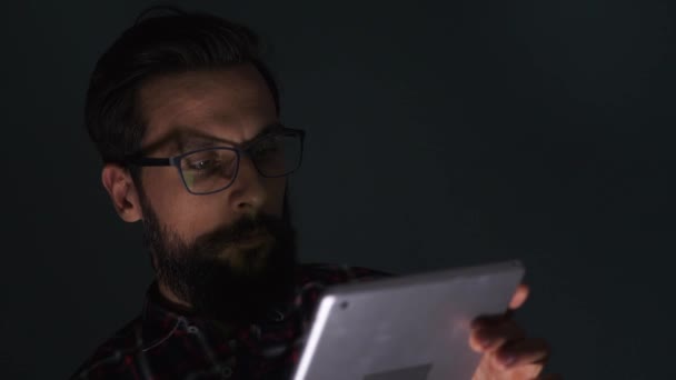 Homem Sério Usando Tablet Digital Noite — Vídeo de Stock