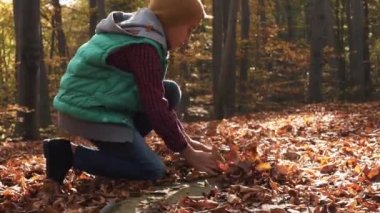 Neşeli çocuk yaprakları atma 