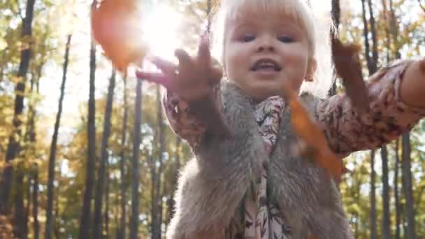 Χαρούμενο Κορίτσι Που Ρίχνουν Φύλλα — Αρχείο Βίντεο
