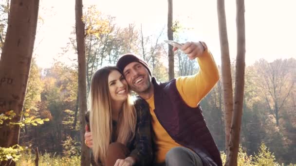 Casal Tirando Uma Selfie Floresta — Vídeo de Stock