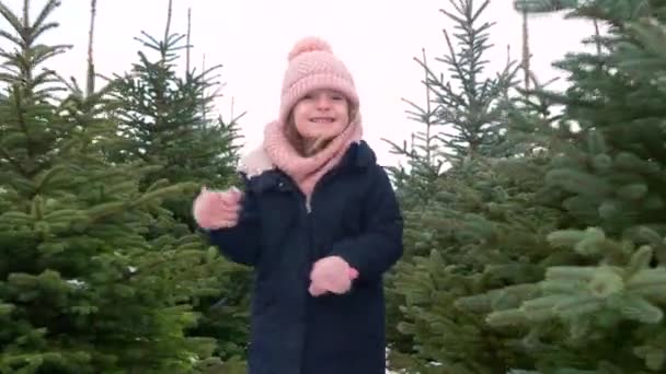 Веселый Ребенок Бегает Хвойных Лесах — стоковое видео
