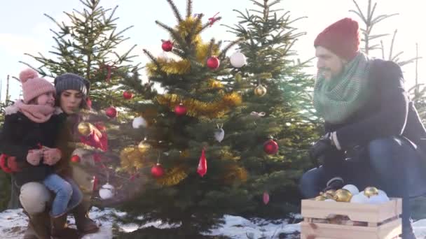 Família Decorando Árvore Natal Floresta — Vídeo de Stock